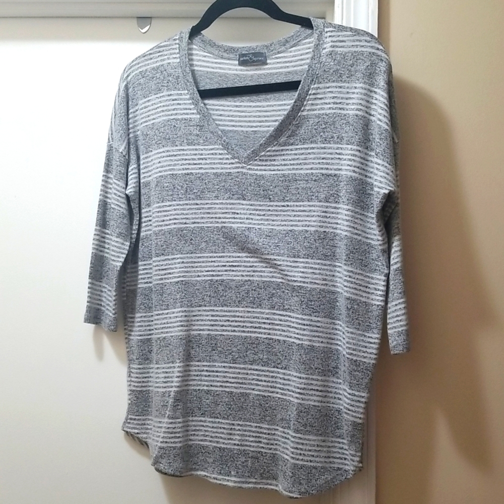 Market & Spruce light weight 3/4 sleeve super soft V Neck shirt
